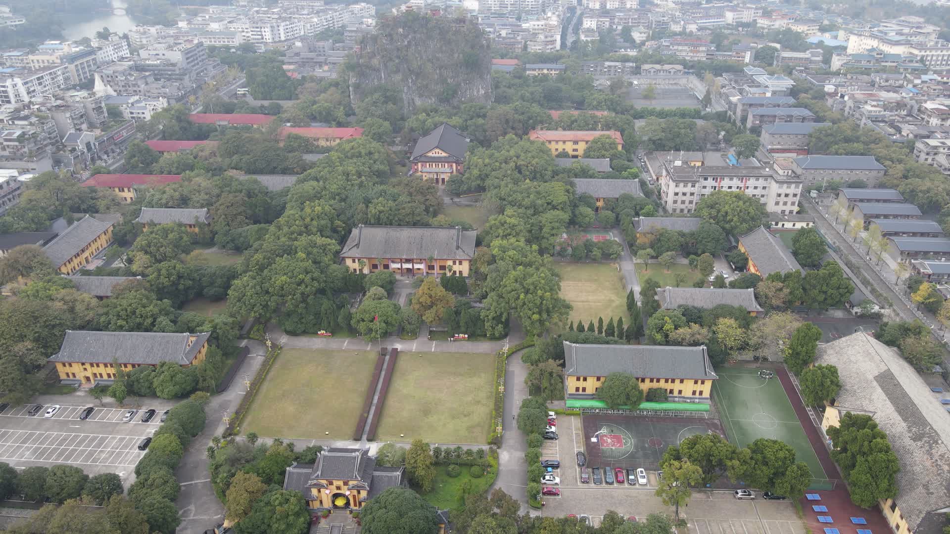 航拍广西桂林独秀峰王城5A景区视频的预览图