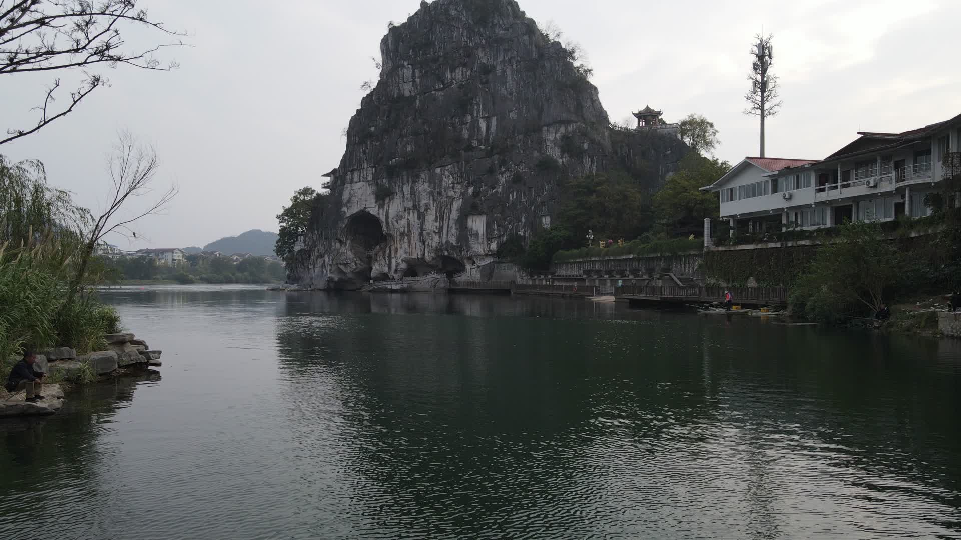 航拍广西桂林伏波山5A景区视频的预览图