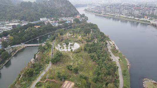 航拍广西桂林漓江伏龙洲公园视频的预览图