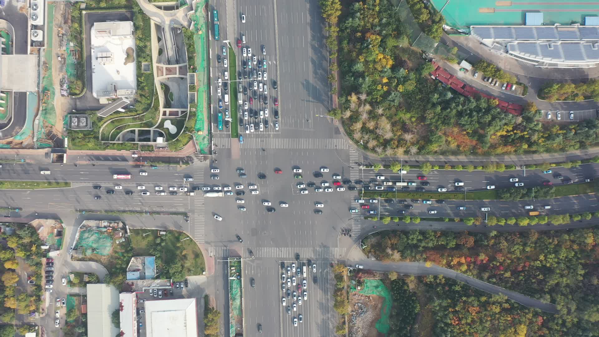 4k航拍济南城市交通马路车流视频的预览图
