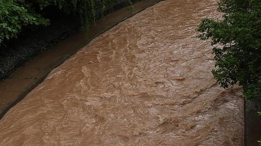 下雨天排洪的河道视频的预览图