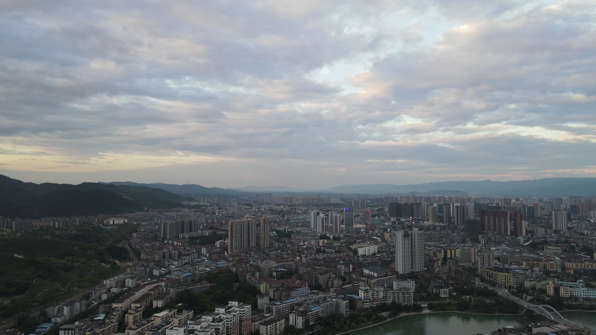 航拍湖南湘西城市晚霞夕阳视频的预览图