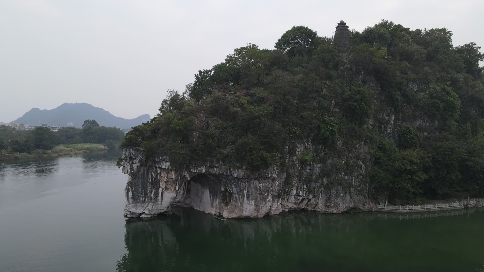航拍广西桂林漓江象山公园5A景区视频的预览图