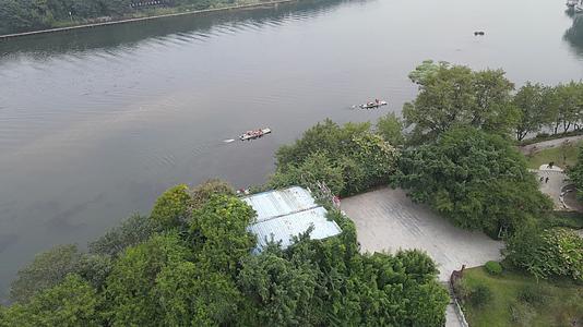 航拍广西桂林漓江小船视频的预览图
