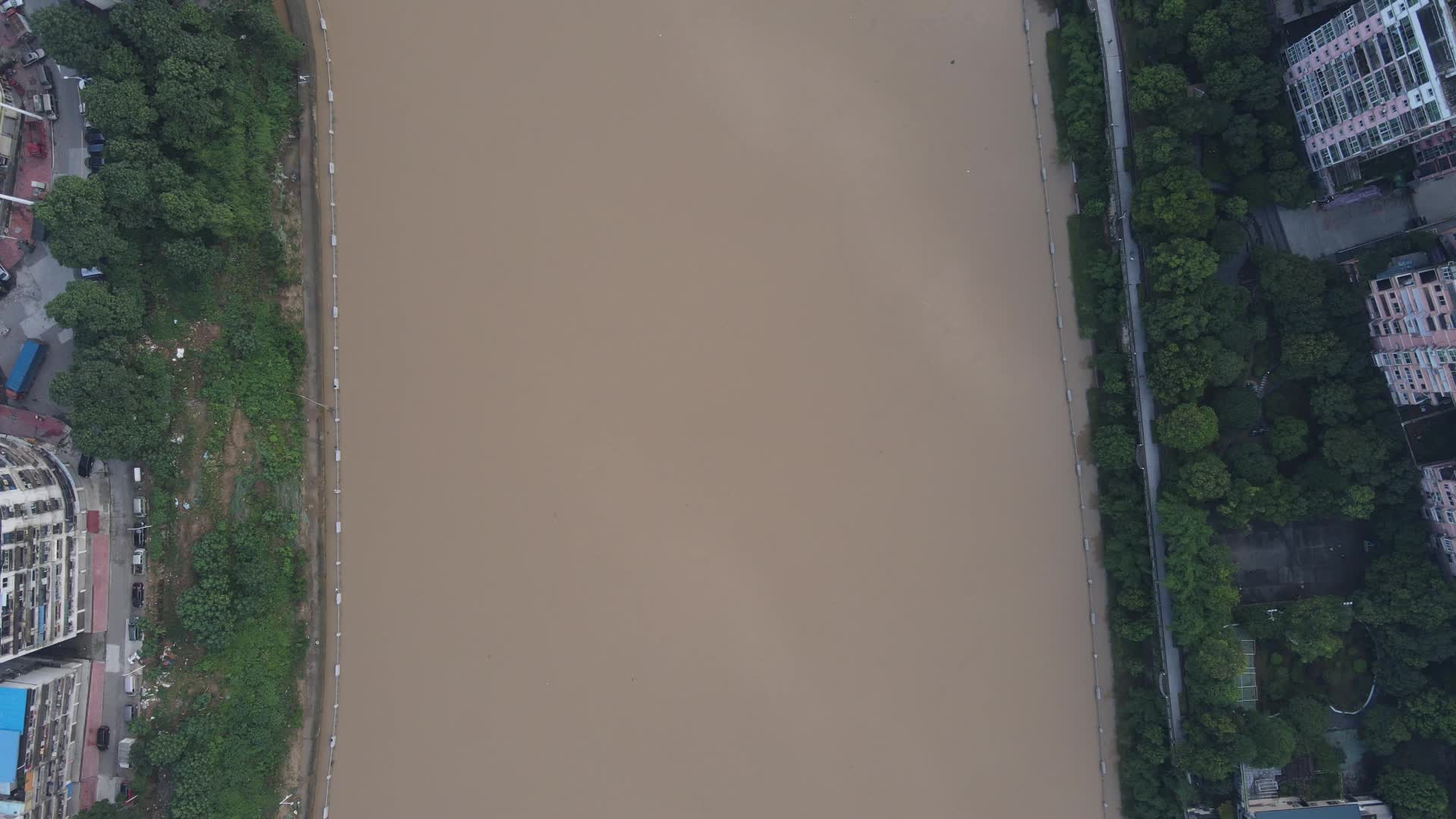 航拍南方洪水洪闹灾害视频的预览图