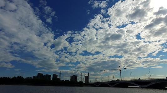 北京通州河边风光蓝天白云视频的预览图