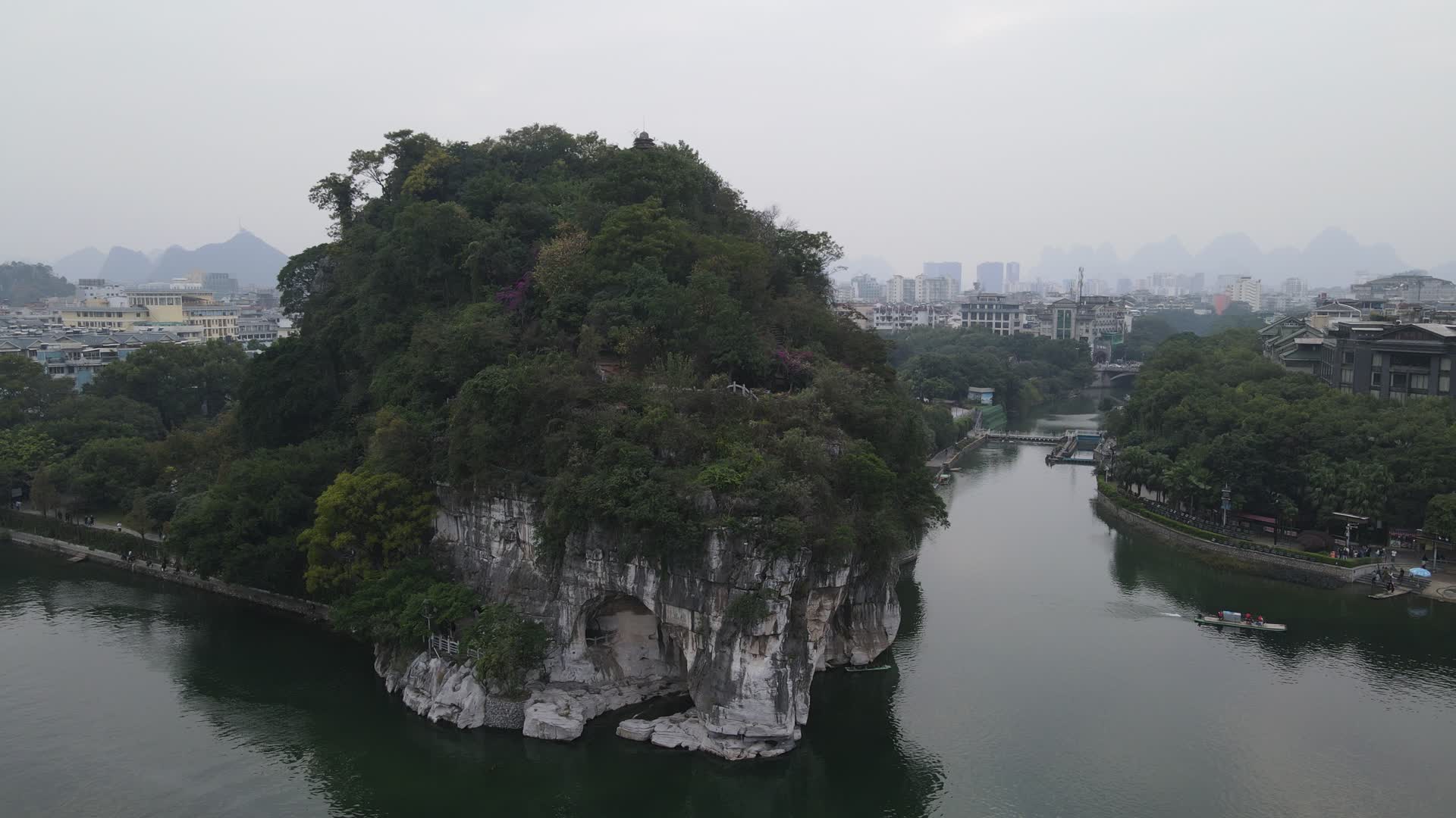 航拍广西桂林象鼻子5A景区视频的预览图