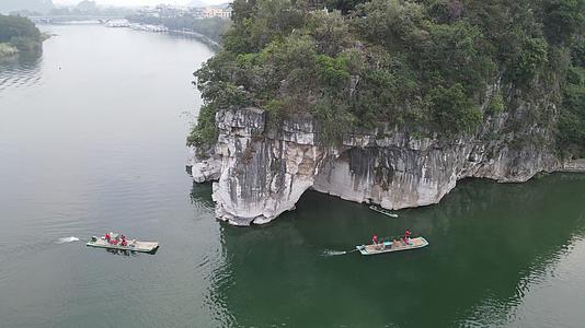 航拍广西桂林漓江象山小船视频的预览图