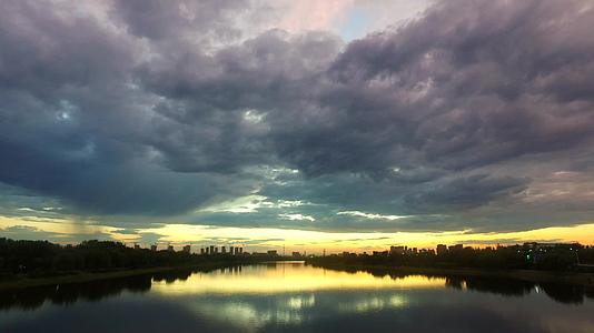 河边落日云彩飞度视频的预览图