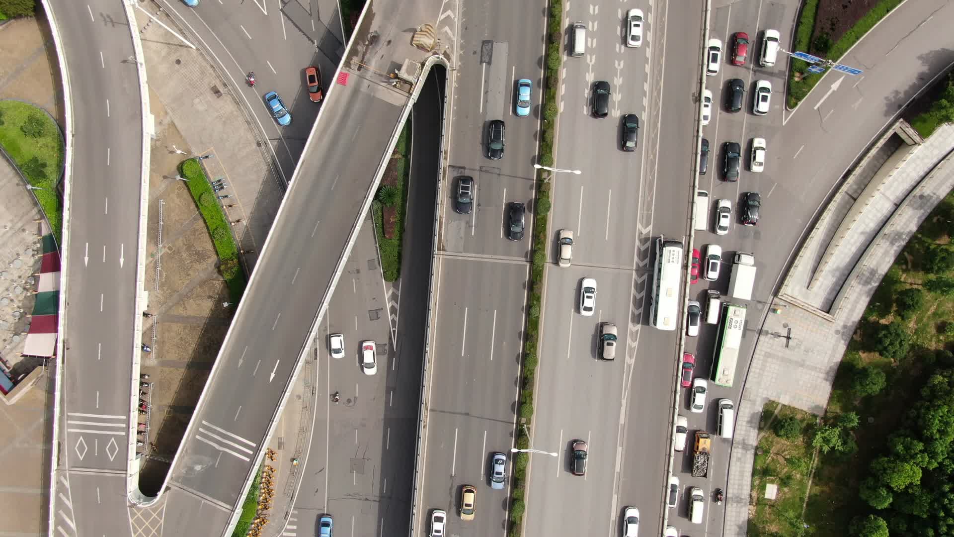 航拍城市高架桥拥堵的交通视频的预览图