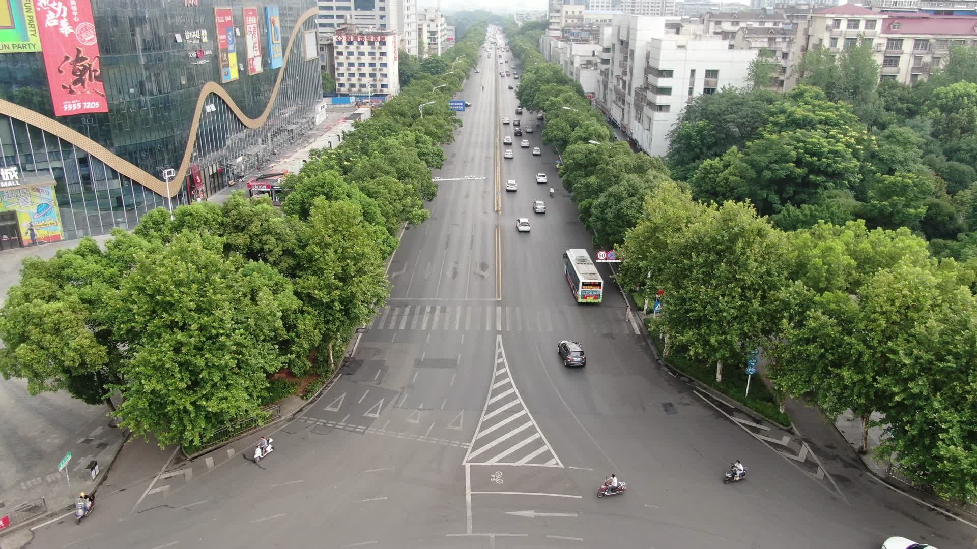 航拍湖南湘潭大道城市交通视频的预览图