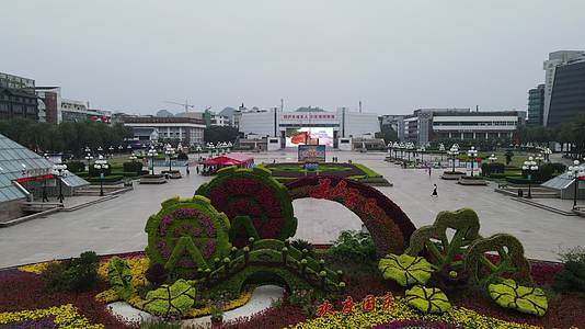 航拍广西桂林人民广场视频的预览图