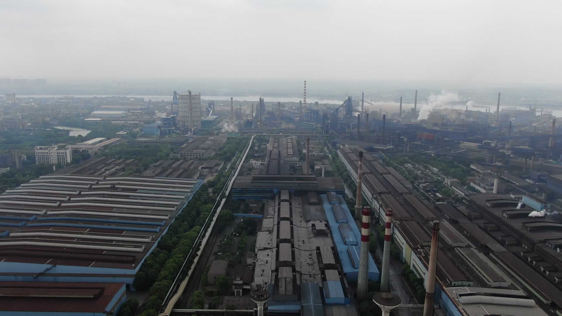 航拍大型工业工厂炊烟视频的预览图