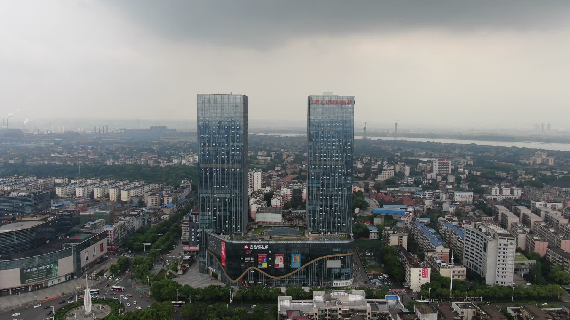 航拍湖南湘潭中心双塔地标建筑视频的预览图