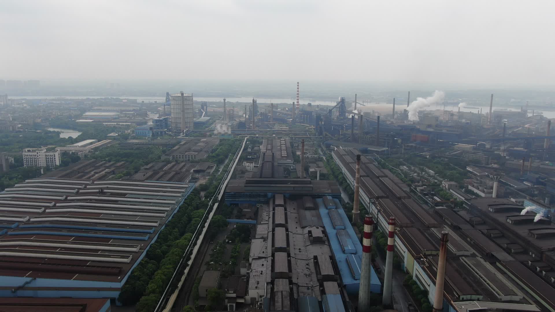 航拍大型工业工厂炊烟视频的预览图
