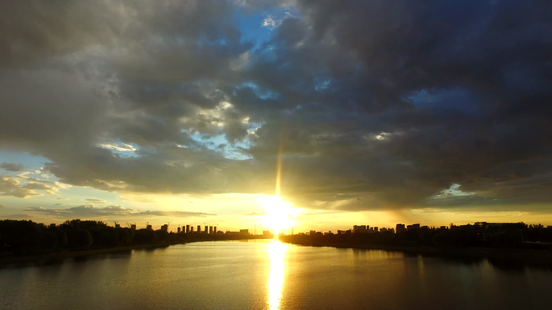 唯美湖边城市日出日落视频的预览图