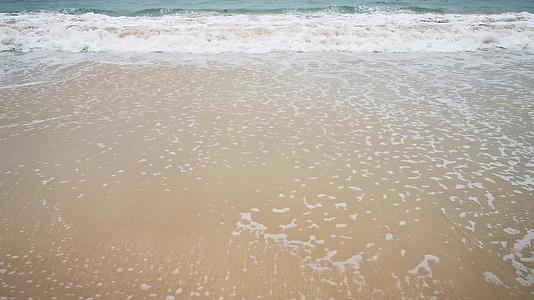实拍海边沙滩海浪视频的预览图