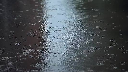 实拍城市下雨积水带现场原声音视频的预览图