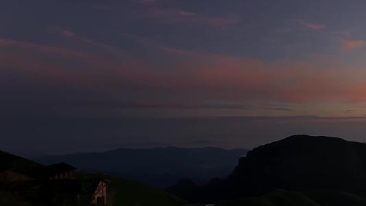 山顶实拍日出彩霞视频的预览图