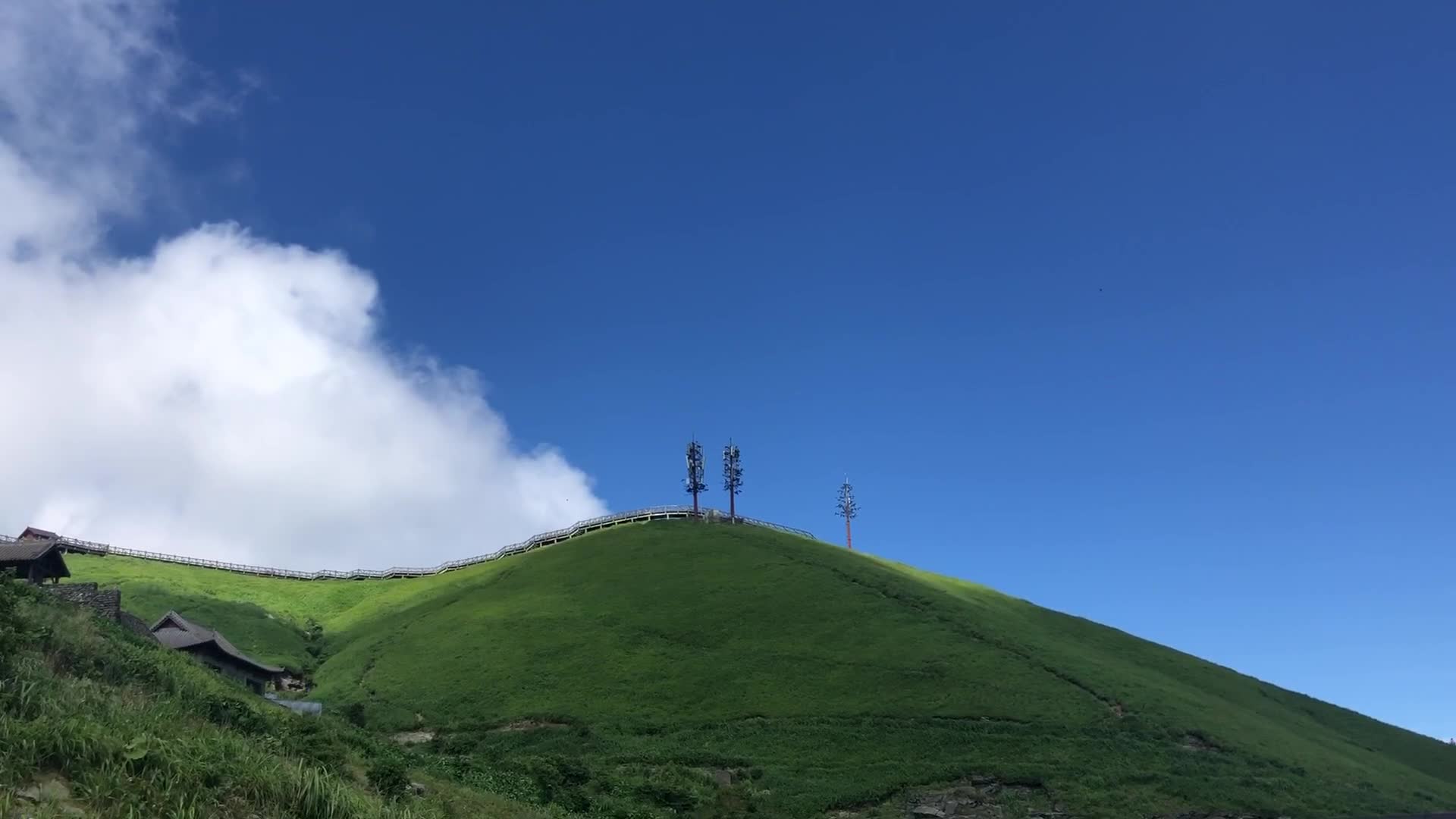 实拍云朵飘过山顶视频的预览图