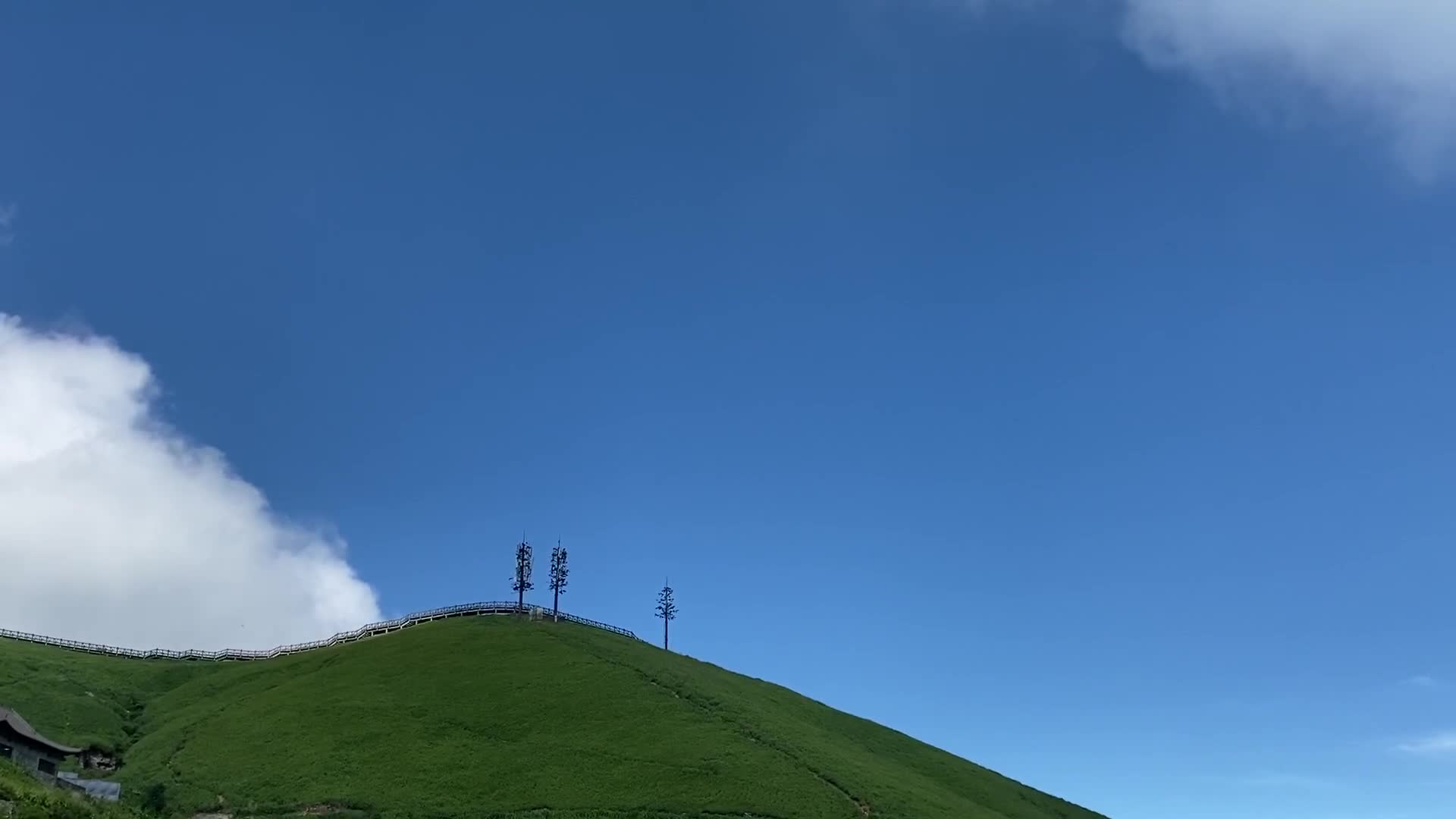 实拍云朵飘过山顶视频的预览图