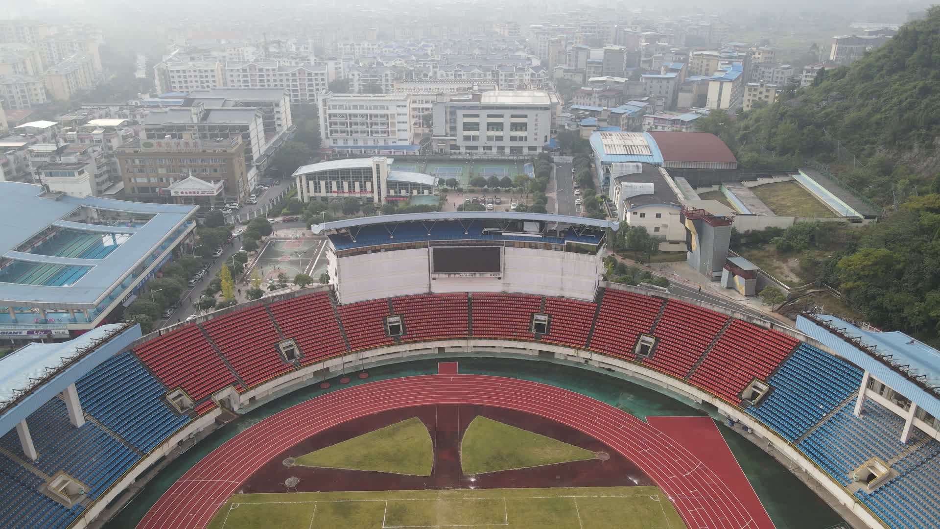 航拍广西桂林体育馆视频的预览图