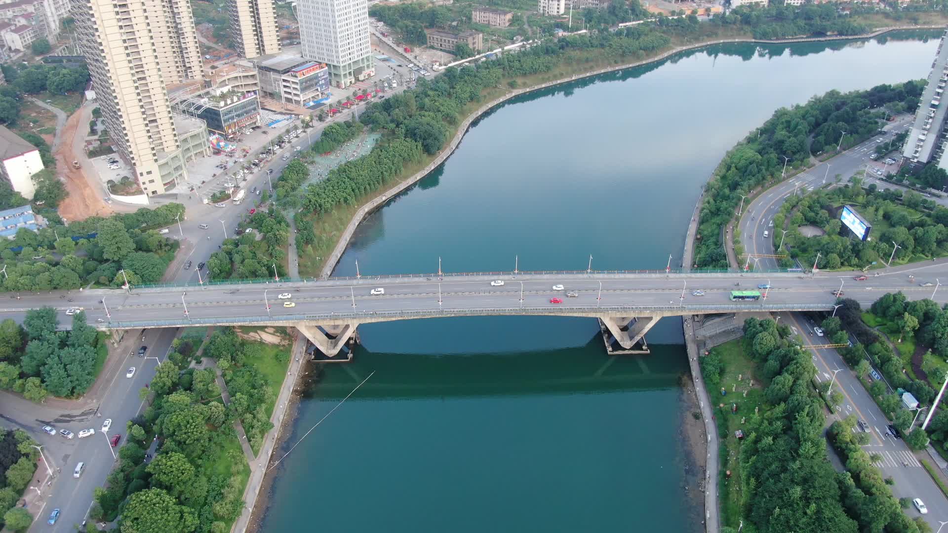 航拍城市跨河大桥交通视频视频的预览图