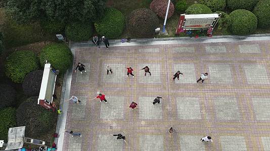 俯拍市民跳广场舞视频的预览图