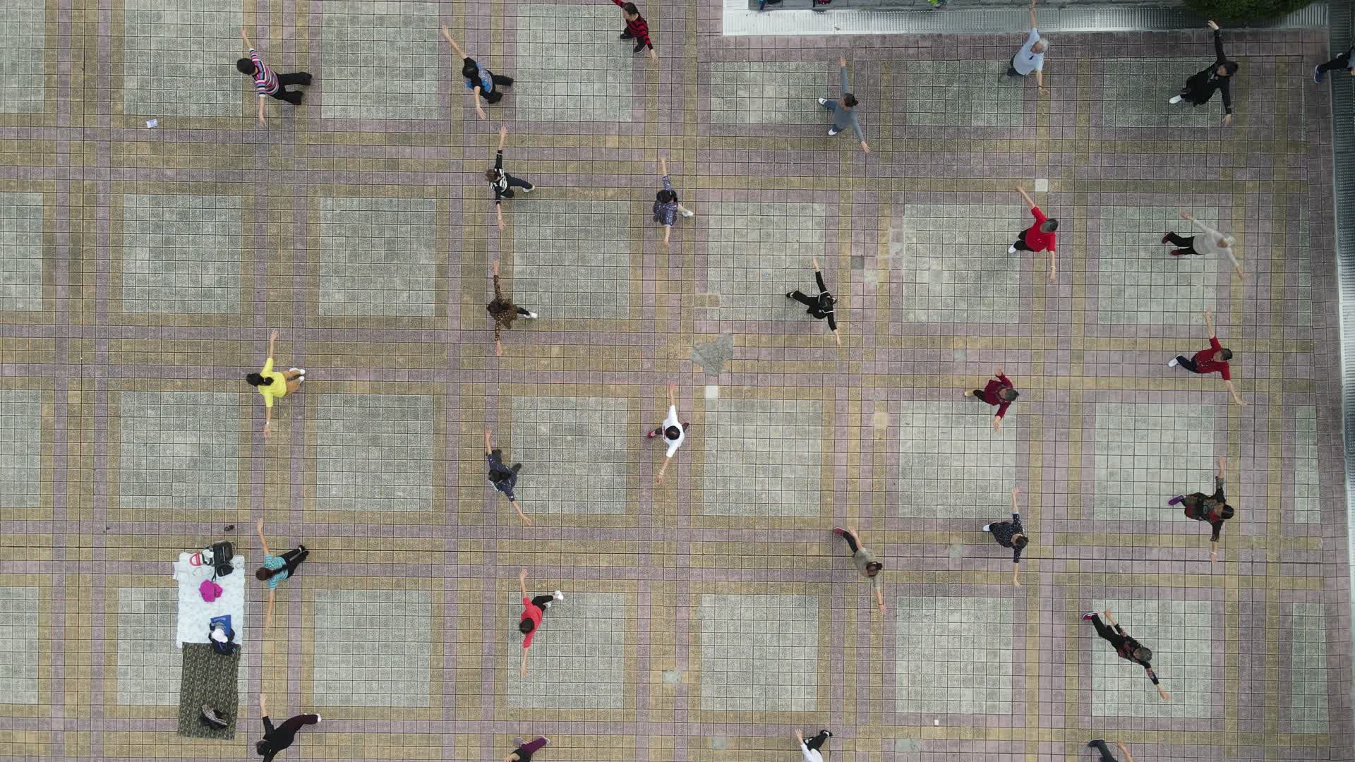 航拍休闲娱乐市民跳广场舞视频的预览图