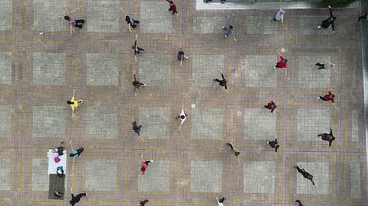 航拍休闲娱乐市民跳广场舞视频的预览图