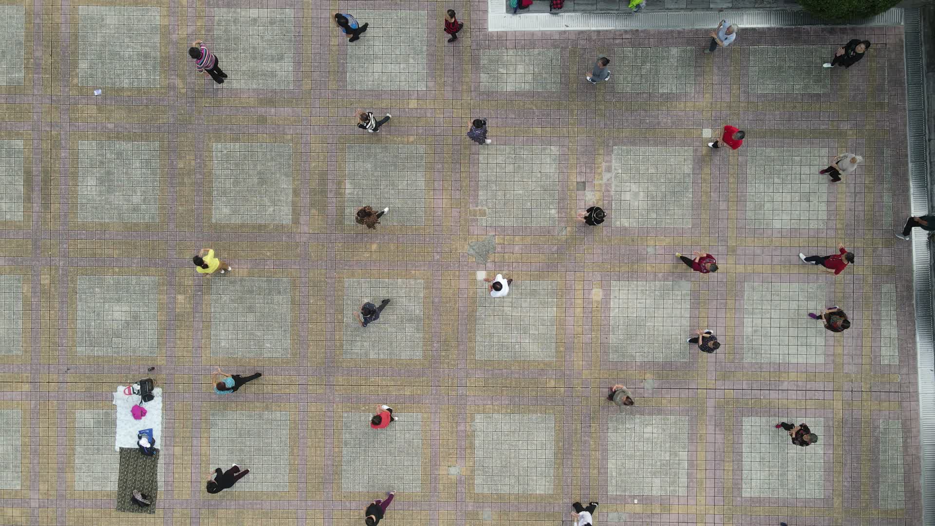 俯拍市民跳广场舞视频的预览图