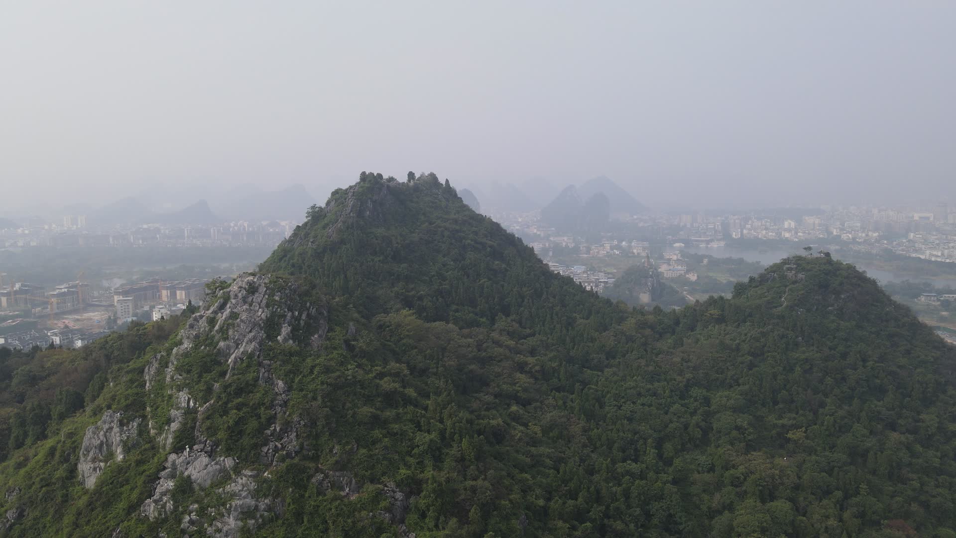 航拍广西桂林旅游城市视频的预览图