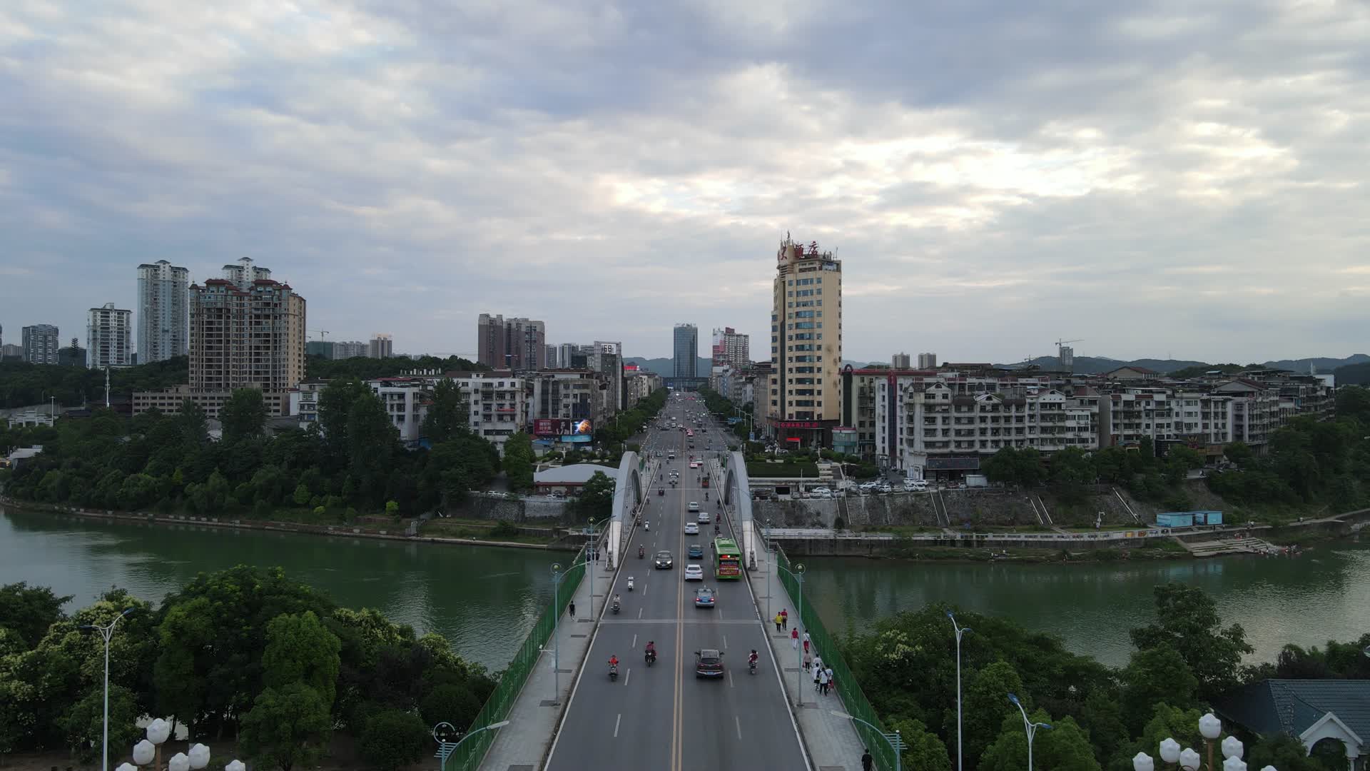 航拍城市跨河大桥交通视频视频的预览图