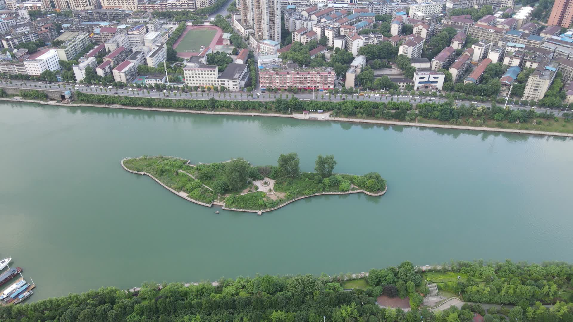 航拍城市河中岛屿视频的预览图