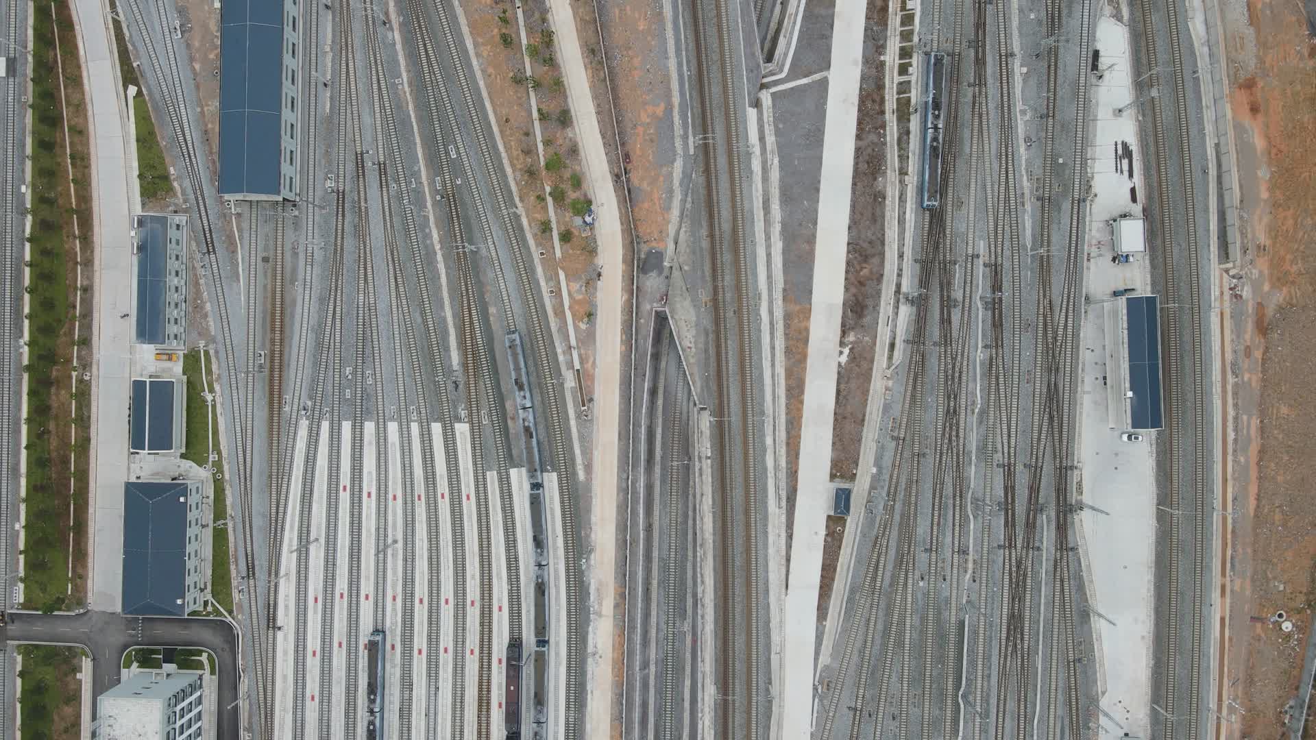 俯拍火车交通轨道视频的预览图