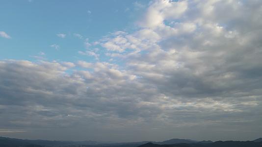 航拍蓝天白云空镜视频的预览图