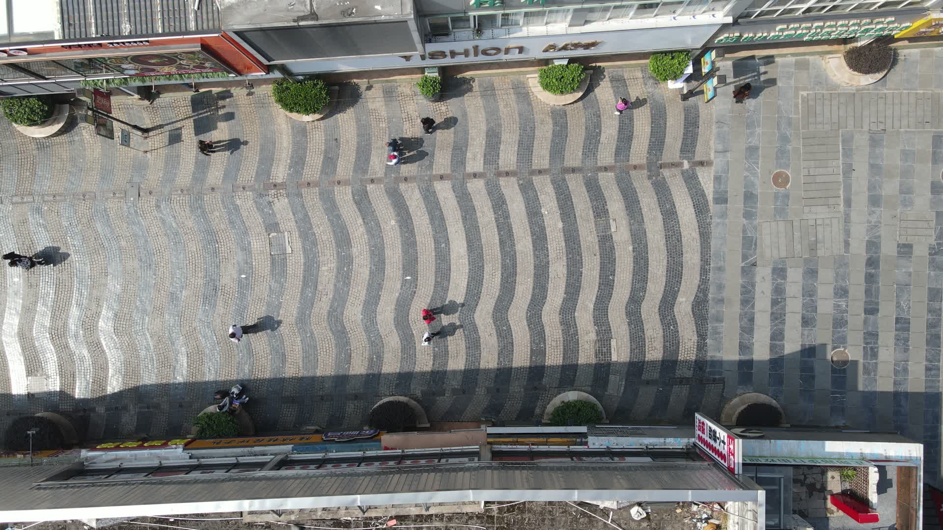 俯拍广西桂林步行街视频的预览图