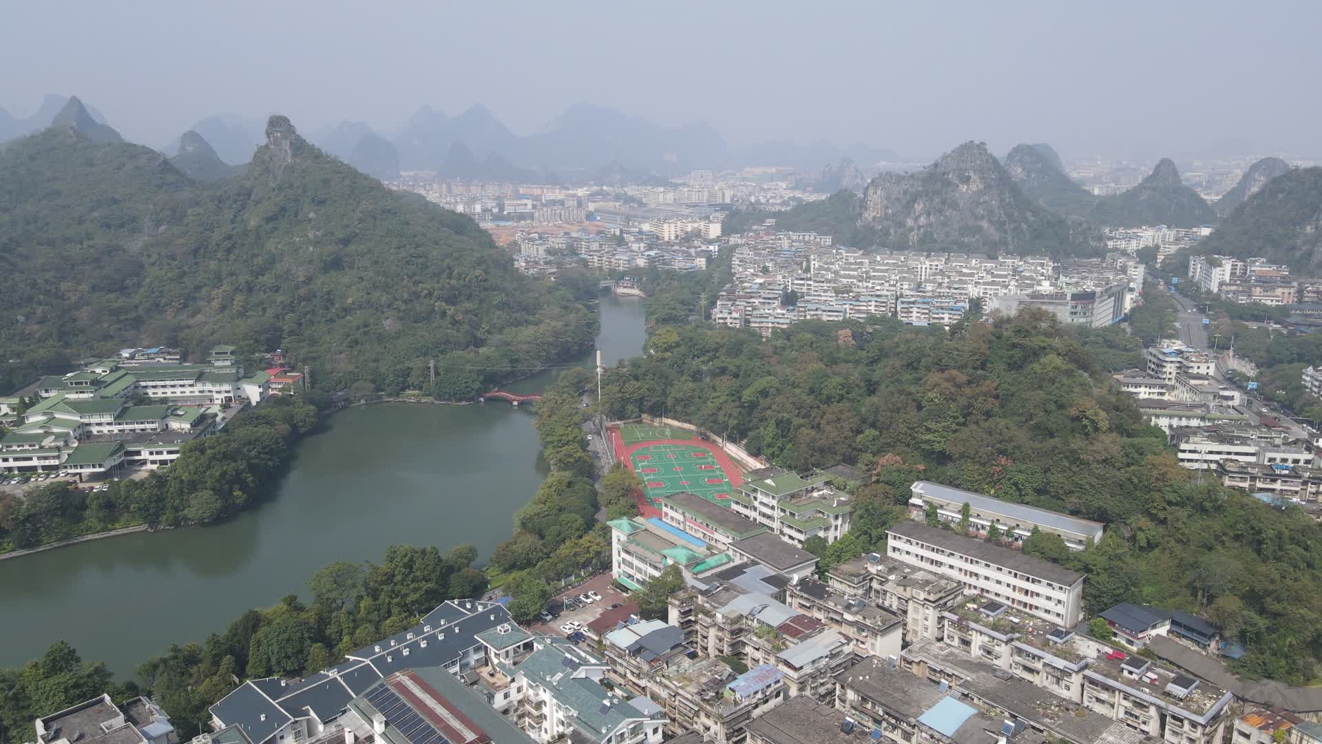 航拍广西桂林山水甲天下视频的预览图