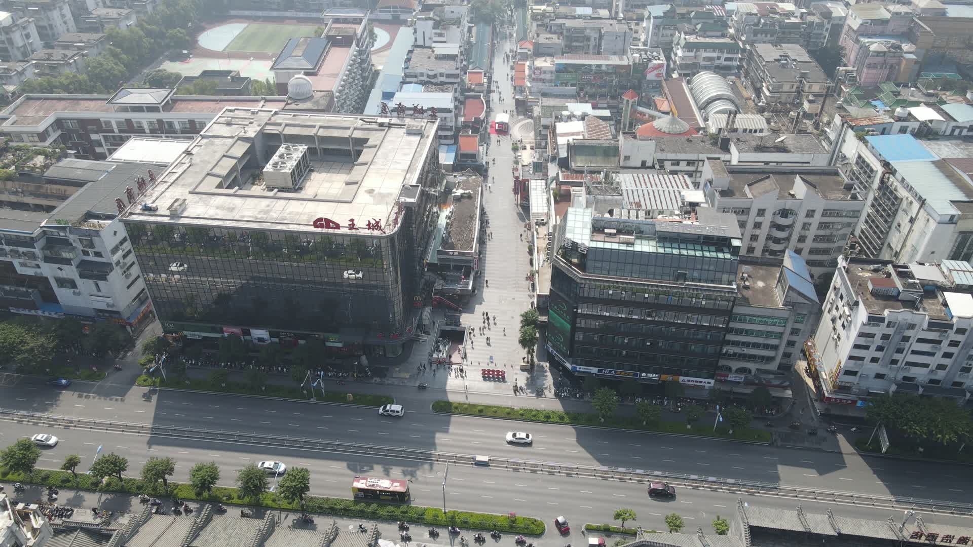 航拍广西桂林步行街商圈视频的预览图