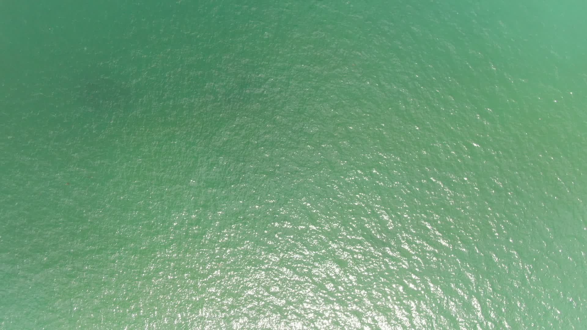 航拍大海蓝色海边风光视频的预览图