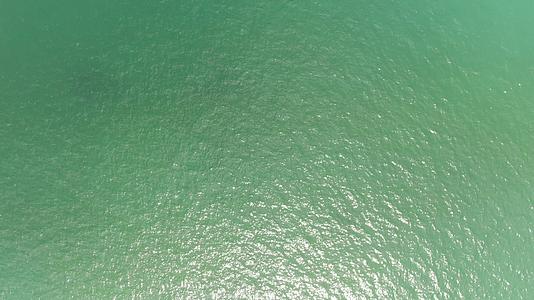 航拍大海蓝色海边风光视频的预览图