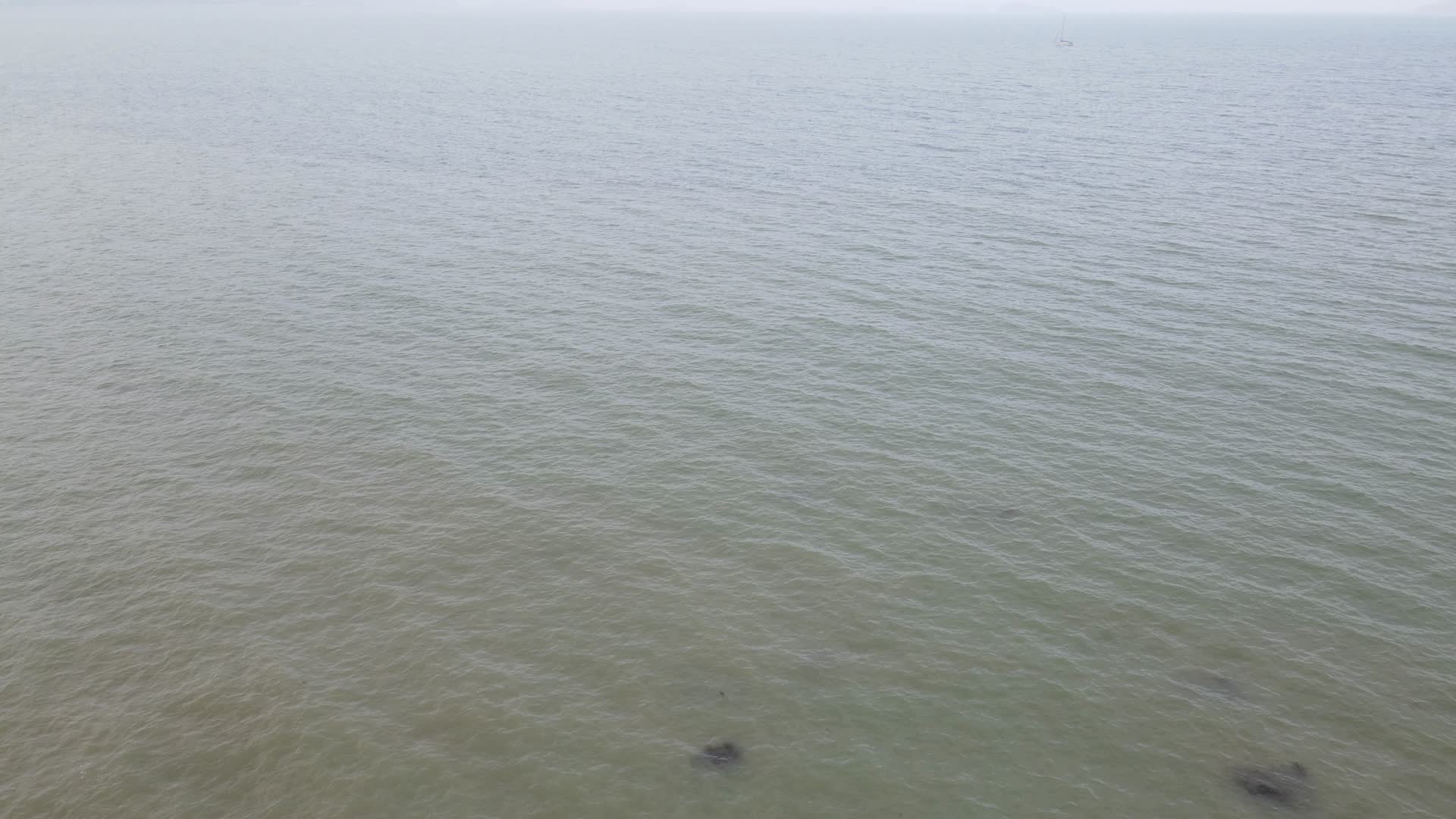 航拍大海海面风光视频的预览图