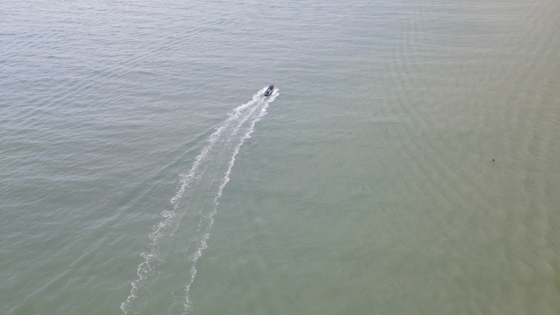 航拍海上游艇视频的预览图