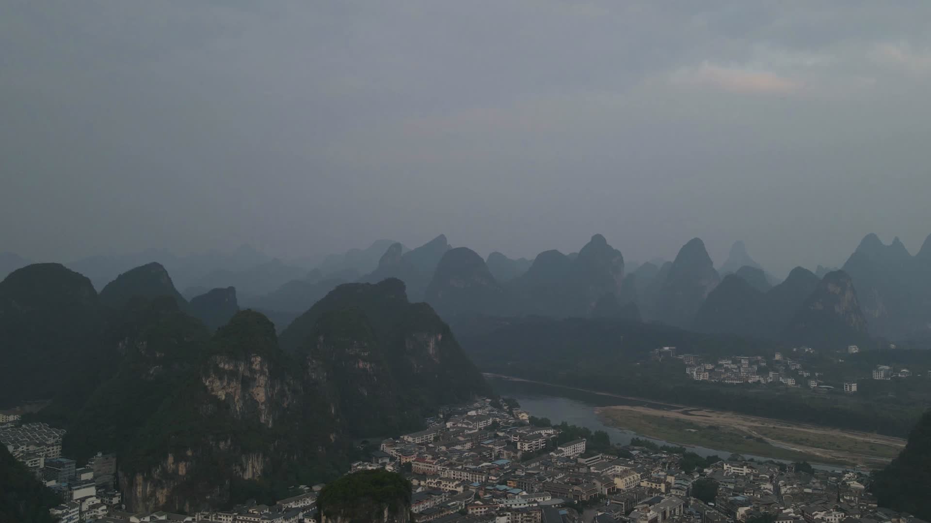 航拍广西桂林倾城山间云雾视频的预览图