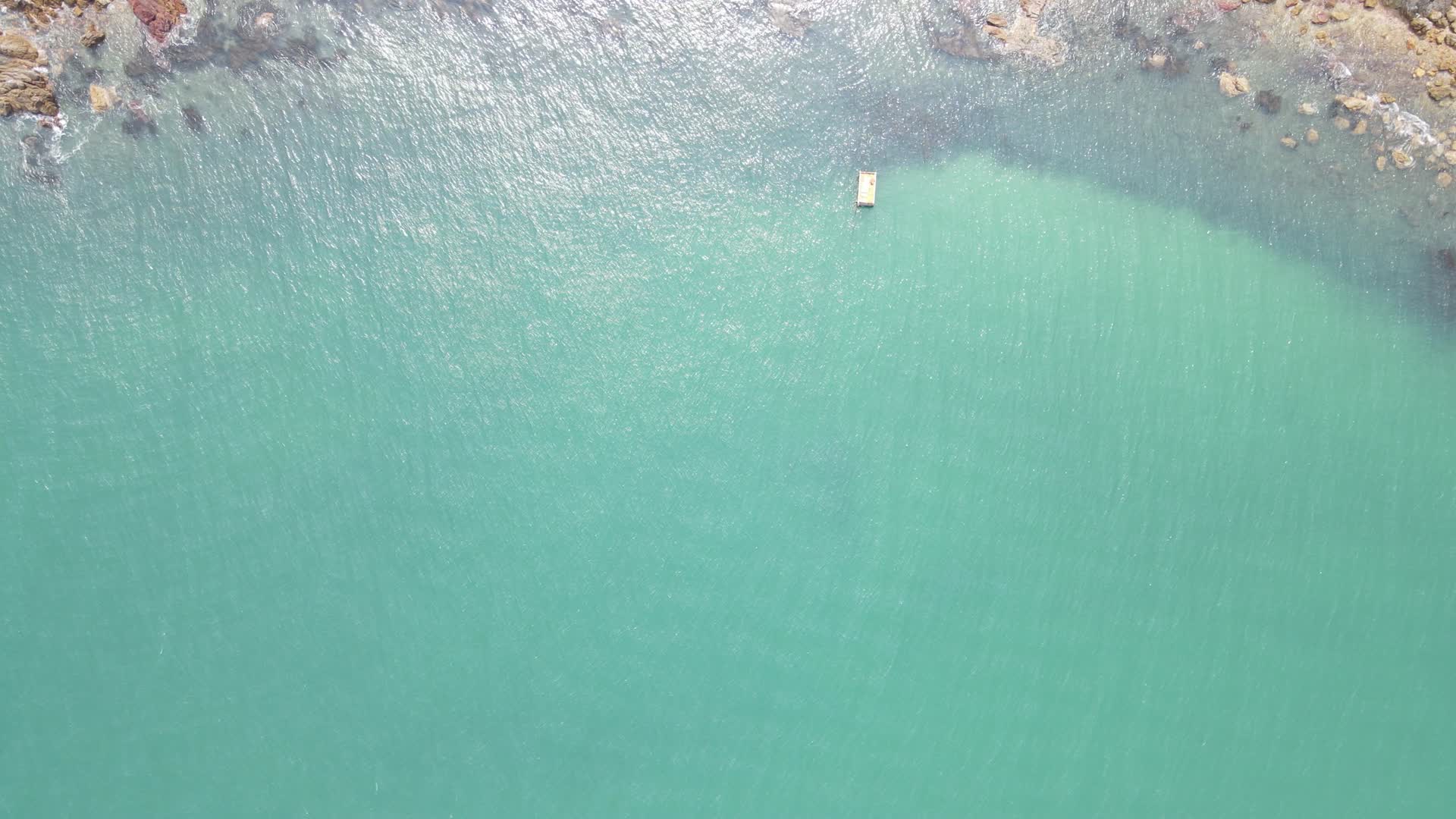 俯拍蓝色海洋自然风光视频视频的预览图