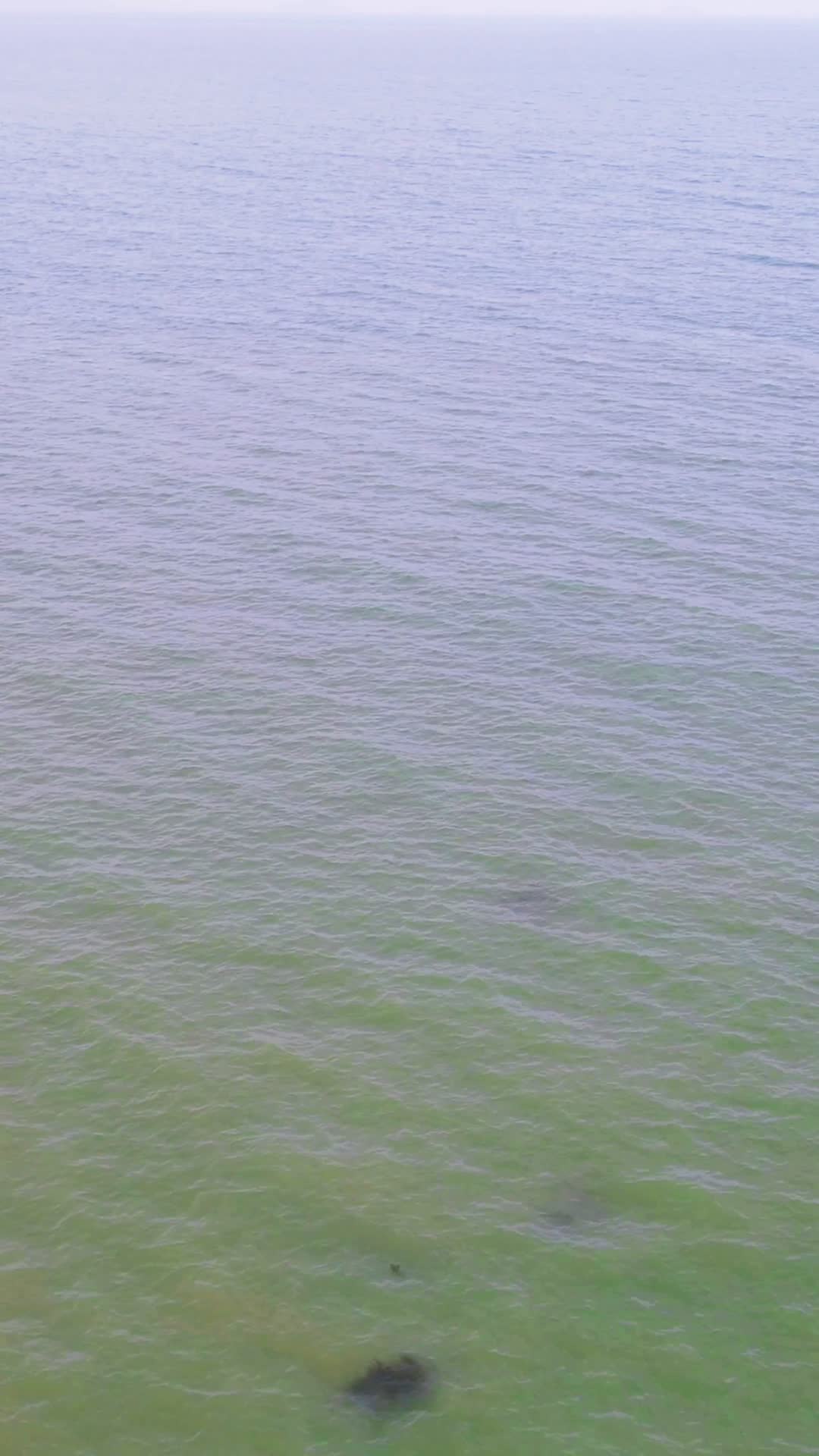 航拍蓝色海洋自然风景视频视频的预览图