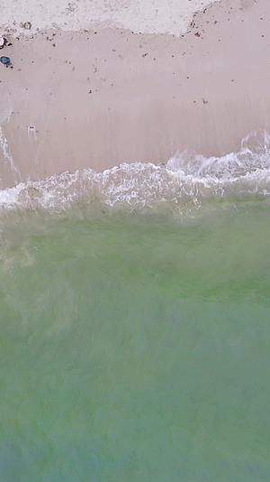 俯拍海浪拍打沙滩竖屏视频视频的预览图
