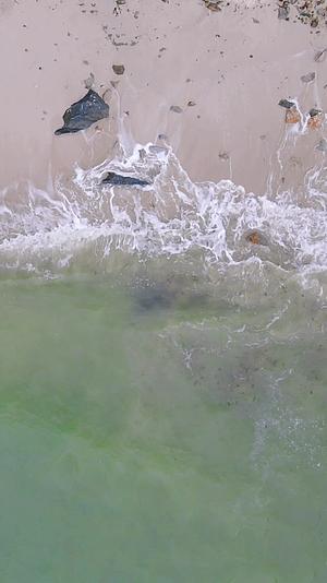 航拍海浪拍打沙滩竖屏视频视频的预览图