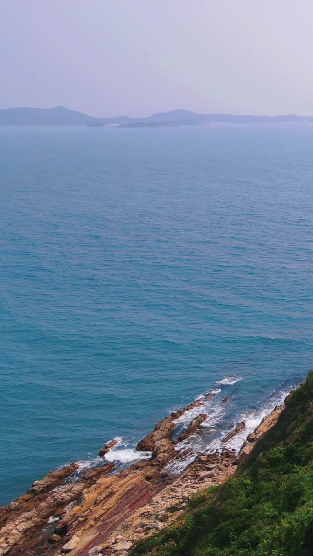 航拍一望无际蓝色海洋竖屏视频视频的预览图