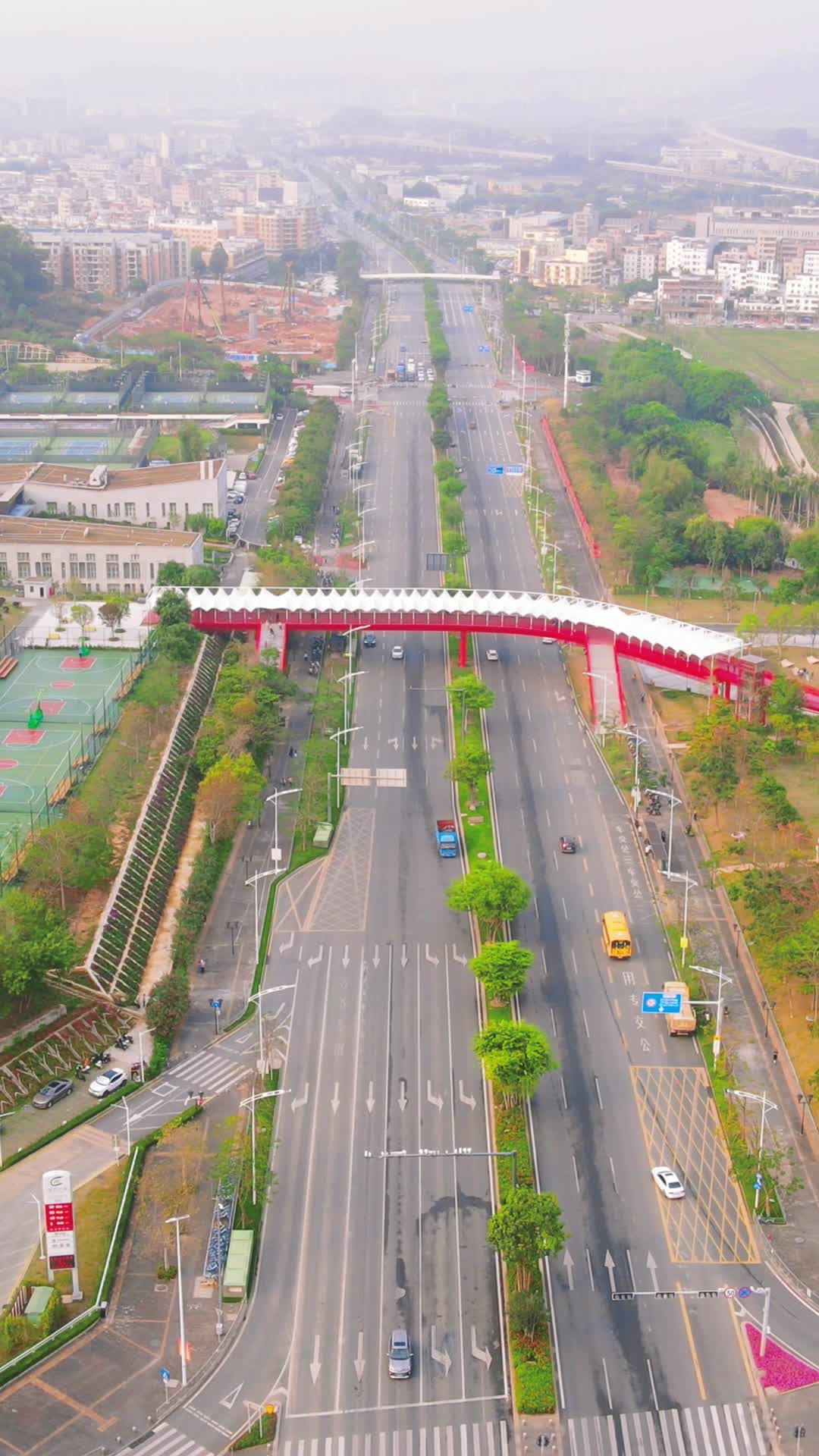 航拍深圳城市大道交通竖屏视频视频的预览图